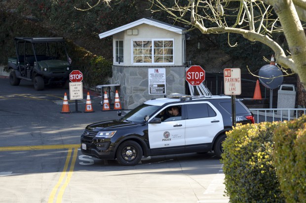 An LAPD officer sits at the guard shack at Harvard Westlake High School Friday morning, March 20, 2018 after a former student sent a threat to the school. School was cancelled Friday because of the threat. (Photo by David Crane, Los Angeles Daily News/SCNG)