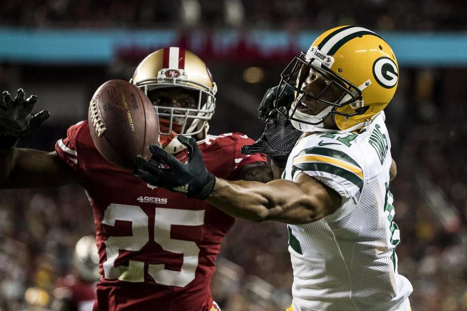 Wide receiver Trevor Davis (11) of the Green Bay Packers attempts to make a catch in the end zone as he is being defended by cornerback Jimmy Ward (25) of the San Francisco 49ers during the second quarter of their NFL preseason game at Levi's Stadium in Santa Clara, Calif. on Friday, Aug. 26, 2016. Photo: Stephen Lam, Special To The Chronicle