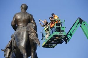 America_Protests_Confederate_Monuments_28013